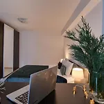 Mv Central Apartment & Garage - Self Check-In